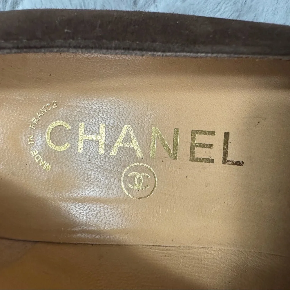 Chanel CC Fringed Suede Pumps EU 38 US 7.5 Brown Kitten Heel Classic Old Money